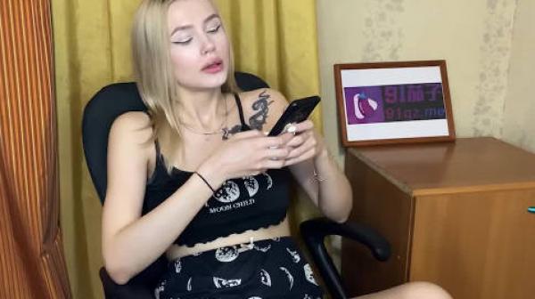 外卖员与金发女郎的激情故事